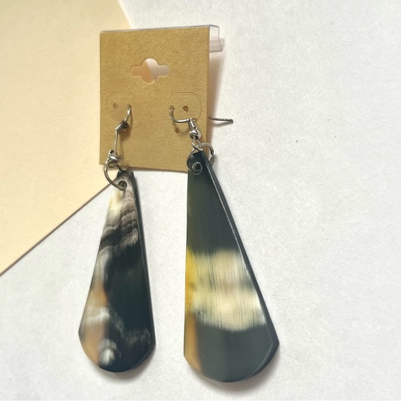 🏷️ abstract black & white boho dangling earrings - Picture 6 of 8